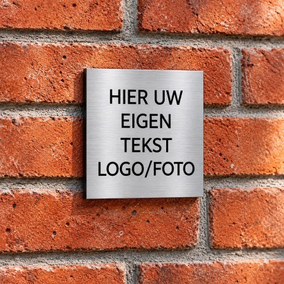 Aluminium Dibond Bord met Eigen Tekst – Geborsteld Zilver 12,5 x 12,5 cm Aluminium Dibond Bord met Eigen Tekst – Geborsteld Zilver 12,5 x 12,5 cm